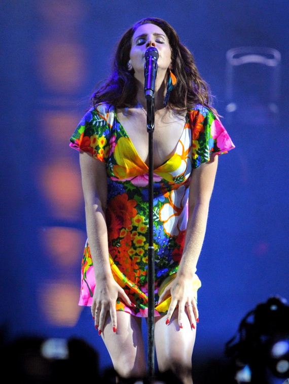 Lana-Del-Rey-Performing