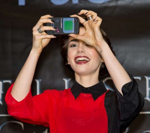 Lily-Collins---The-Mortal-Instruments-signing