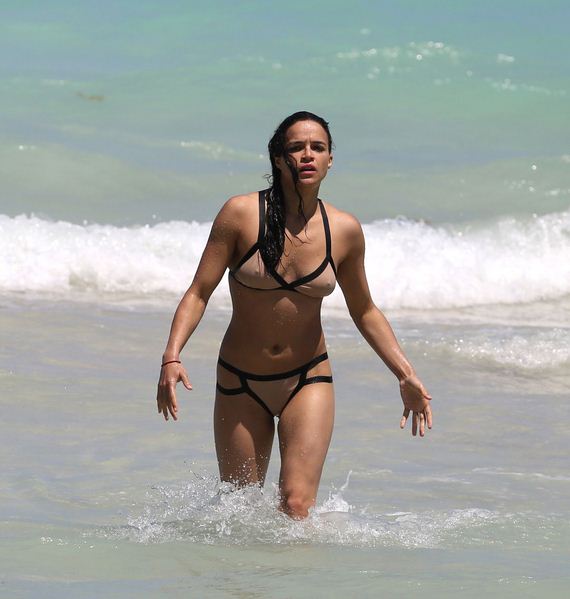 Michelle-Rodriguez-Bikini-on-The-Beach-in-Miami
