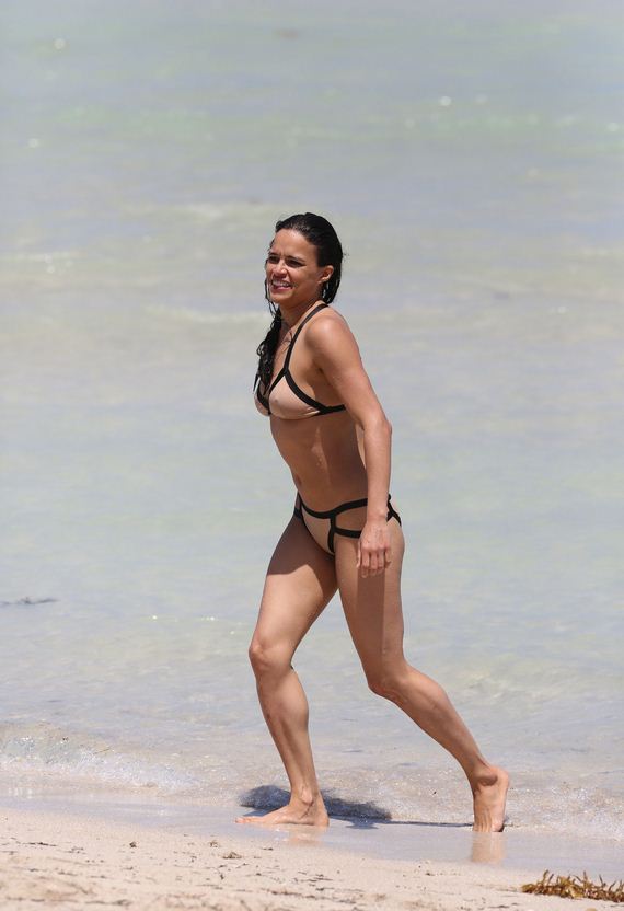 Michelle-Rodriguez-Bikini-on-The-Beach-in-Miami