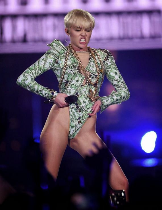 Miley Cyrus Shows Round Butts Performs Live in London - 12thBlog