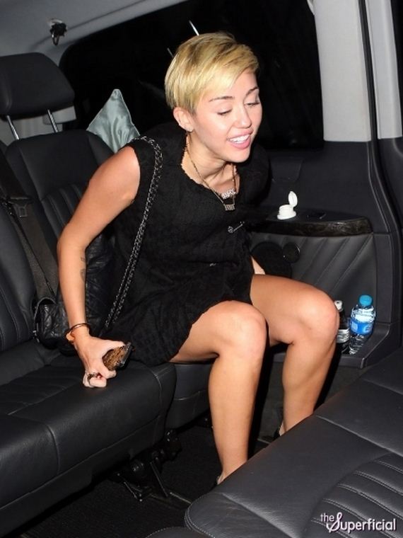 Miley-Cyrus-Flashes-Her