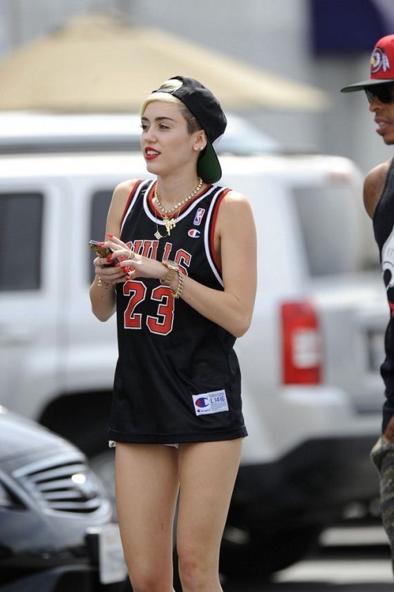 Miley-Cyrus-at-the-CenterStaging-studios
