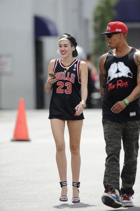 Miley-Cyrus-at-the-CenterStaging-studios