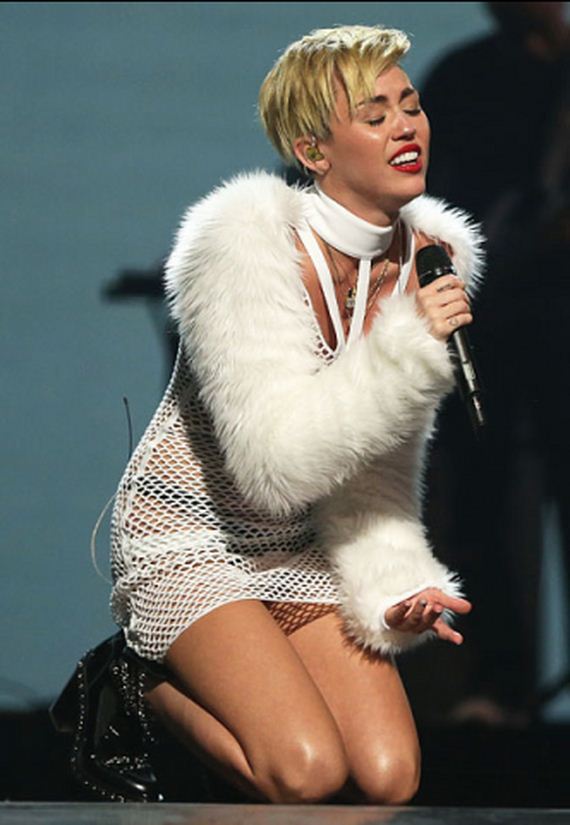 Miley-looking-hot-iHeartRadio