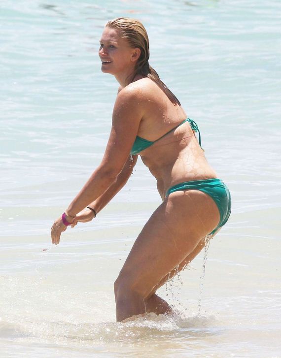 Natasha-Henstridge-in-bikini