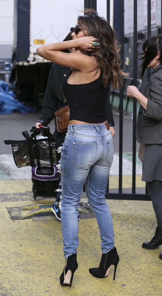 Nicole-Scherzinger-in-Ripped-Jeans