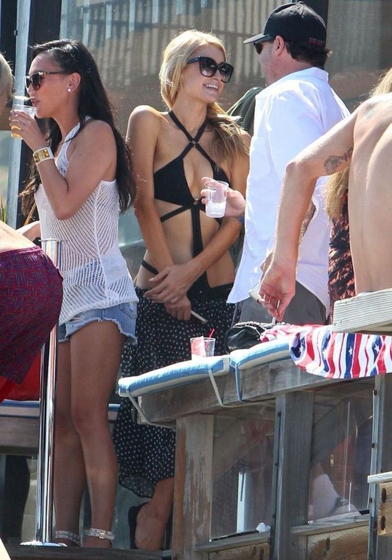 Paris-Hilton-In-a-black-bikini