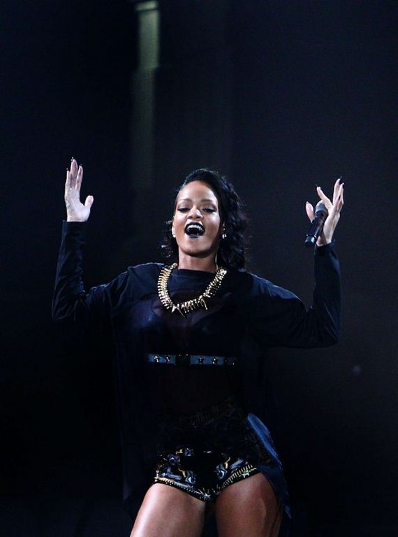 Rihanna – Performance in New Orleans - 12thBlog