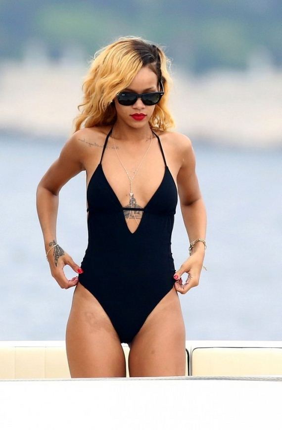 Rihanna-Bikini-in-Monaco