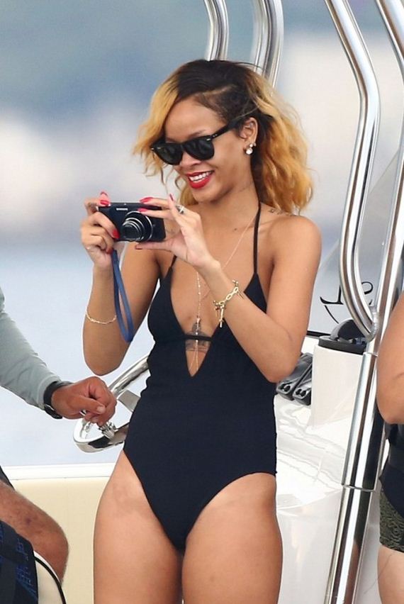 Rihanna-Bikini-in-Monaco