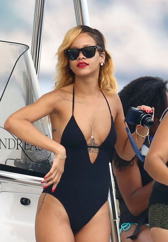 Rihanna-Bikini-in-Monaco