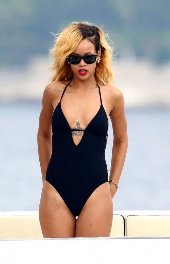 Rihanna-Bikini-in-Monaco