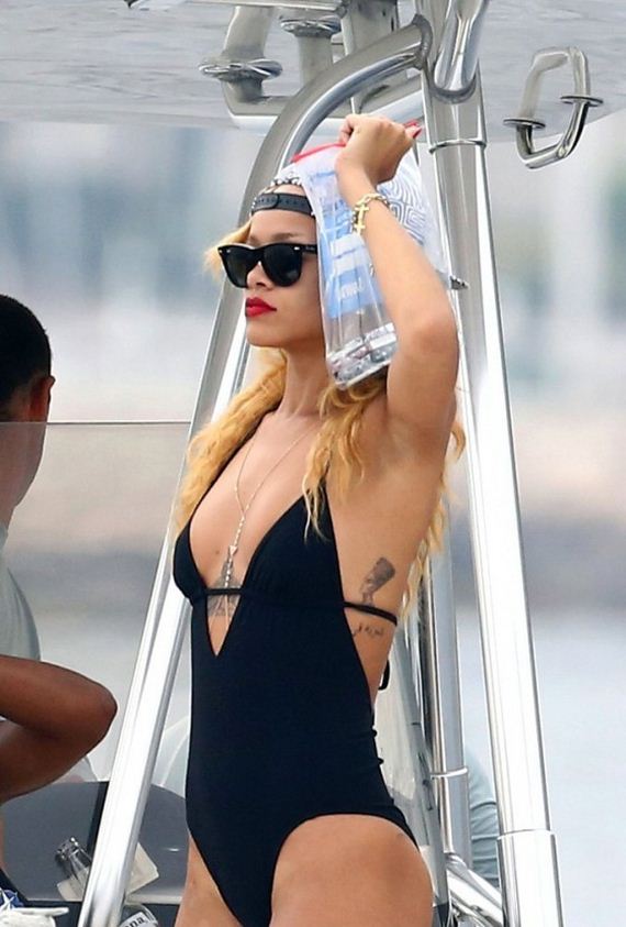 Rihanna-Bikini-in-Monaco