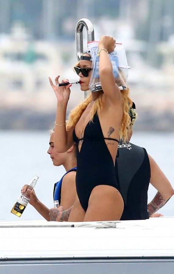 Rihanna-Bikini-in-Monaco