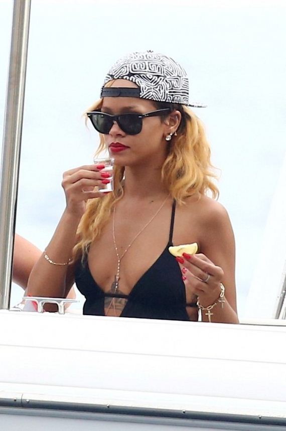 Rihanna-Bikini-in-Monaco