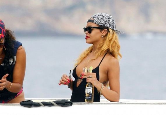 Rihanna-Bikini-in-Monaco