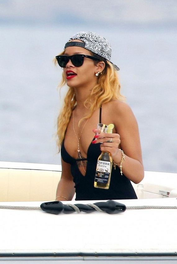 Rihanna-Bikini-in-Monaco