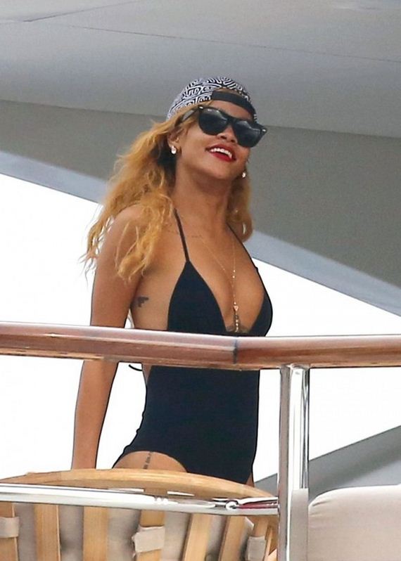 Rihanna-Bikini-in-Monaco