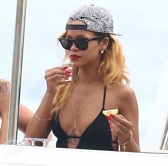 Rihanna-Bikini-in-Monaco