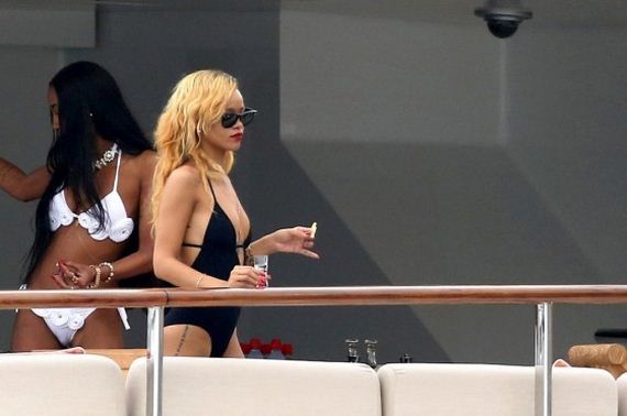 Rihanna-Bikini-in-Monaco