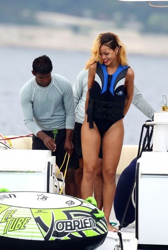 Rihanna-Bikini-in-Monaco