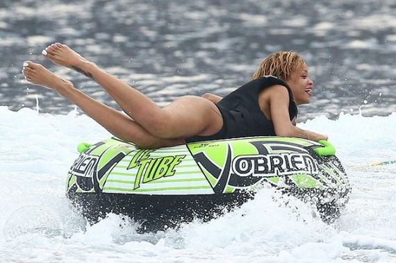 Rihanna-Bikini-in-Monaco