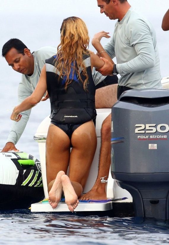 Rihanna-Bikini-in-Monaco