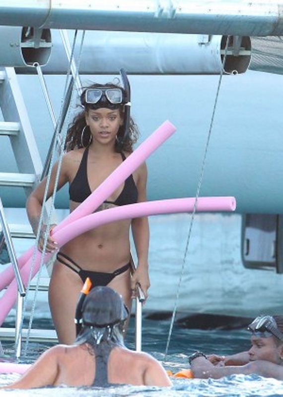 Rihanna-Hot-in-Blac-Bikini