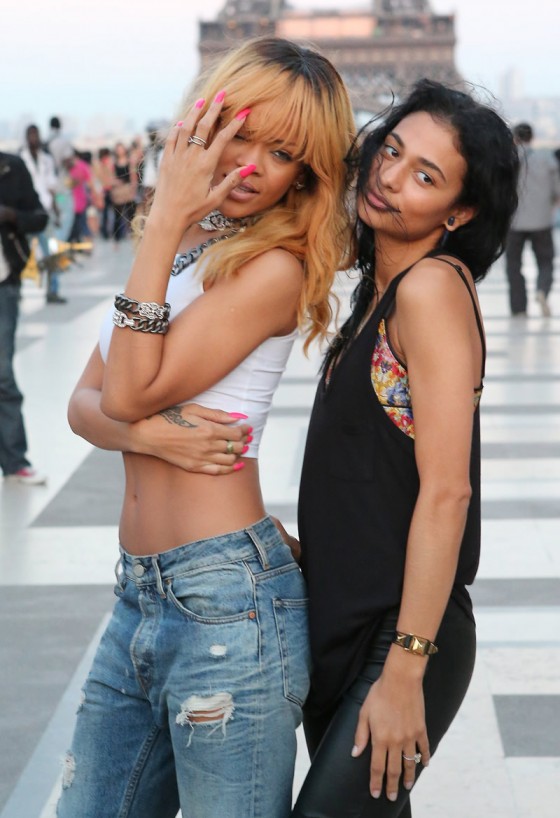 Rihanna-and-friends-photoshoot-in-front-of-the