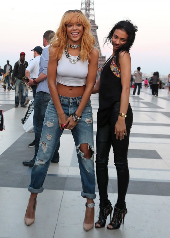 Rihanna-and-friends-photoshoot-in-front-of-the