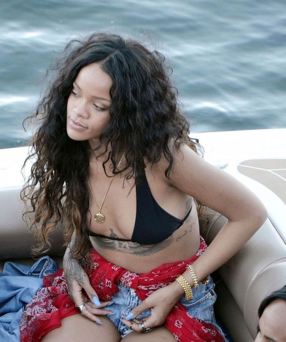 Rihanna-bikini-vacationing