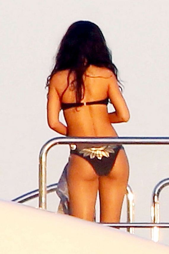 Rihanna-bikini-vacationing-1