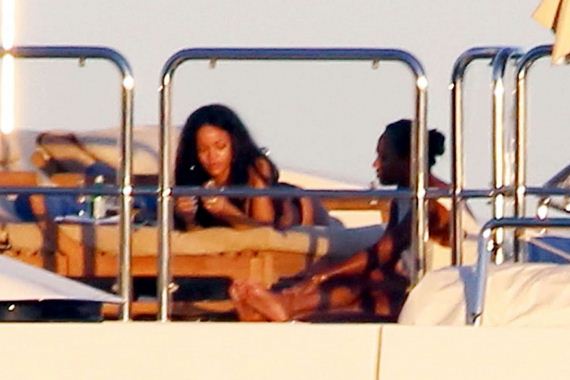 Rihanna-bikini-vacationing