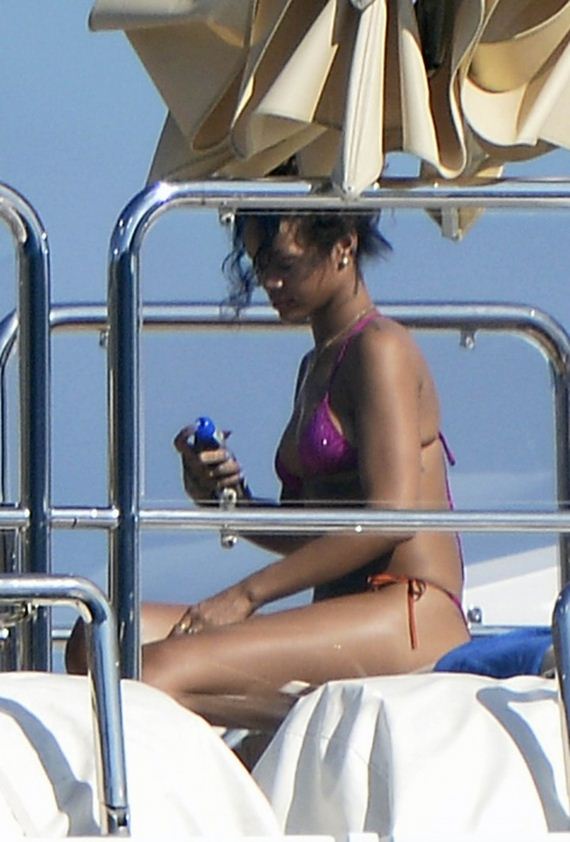 Rihanna-in-Bikini--18