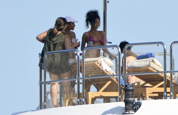 Rihanna-in-Bikini--18