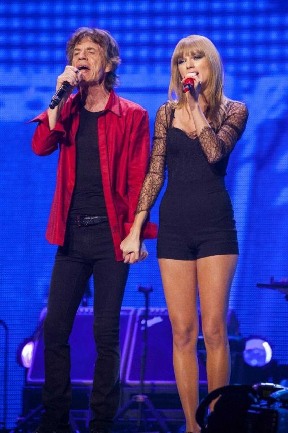 Taylor-Swift-Performing-at-The-Rolling-Stones