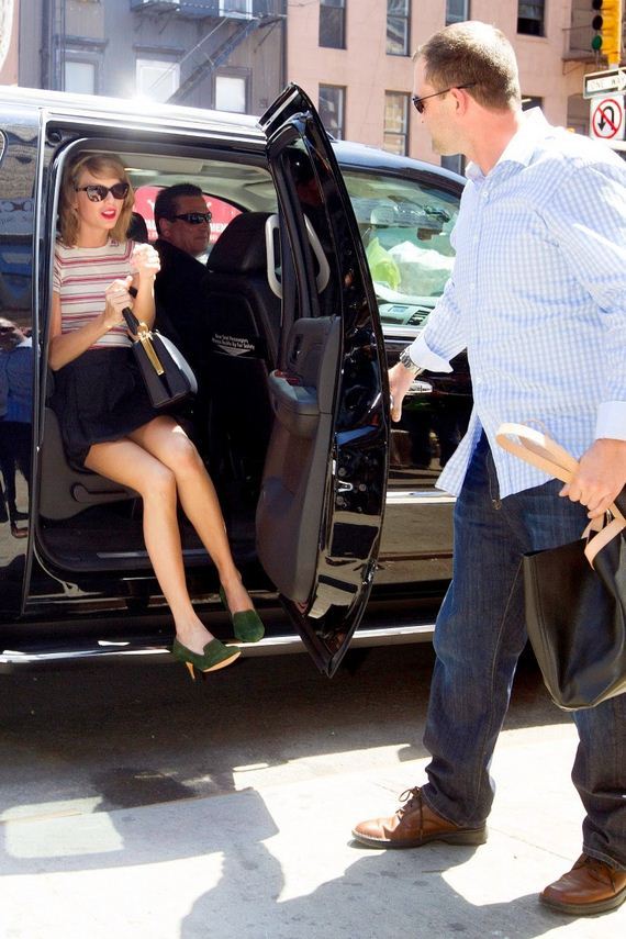 Taylor-Swift-Showing-Sexy