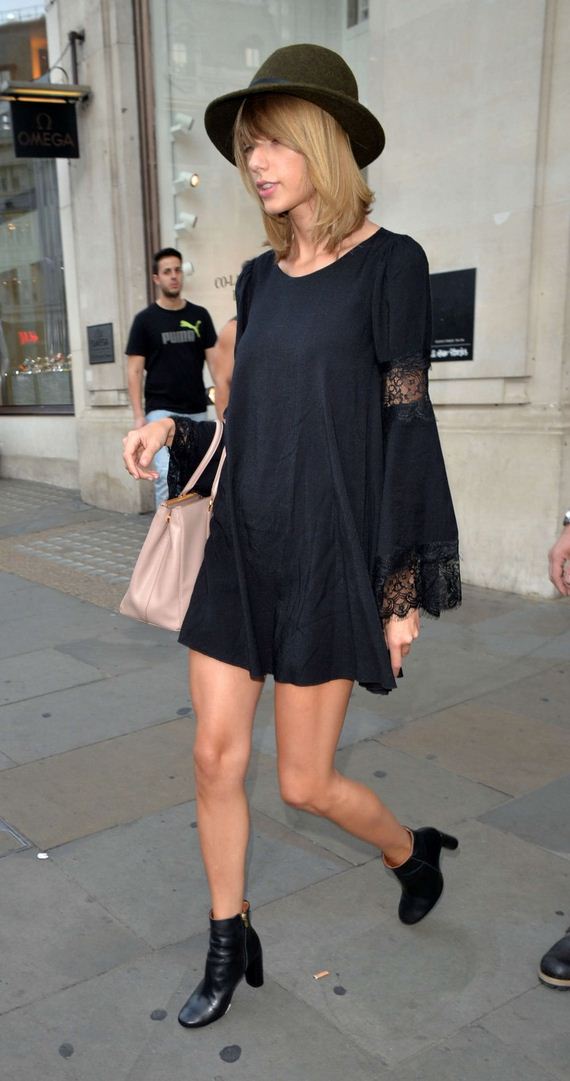 Taylor-Swift-in-a-black-mini-dress
