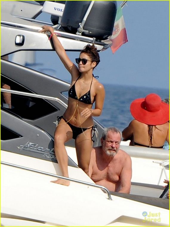 Vanessa-Hudgens-bikini-in-Ischia---Italy-2013