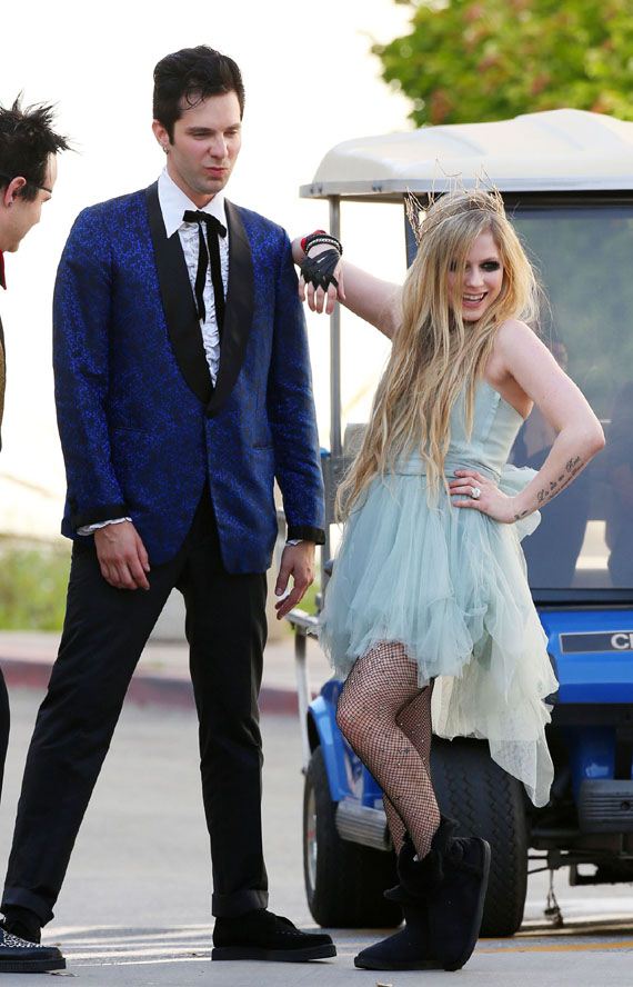 avril-lavigne-music-video-set