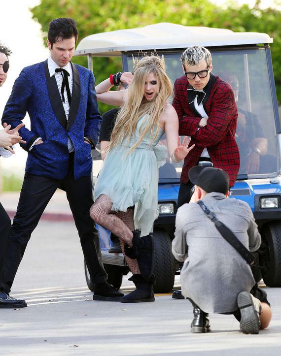 avril-lavigne-music-video-set