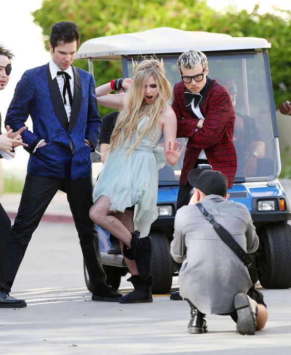 avril-lavigne-music-video-set