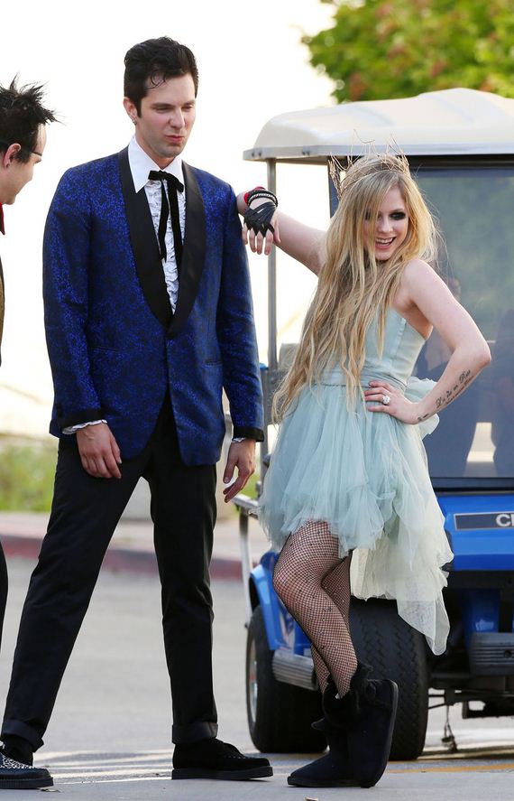 avril-lavigne-music-video-set