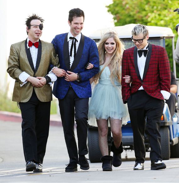 avril-lavigne-music-video-set
