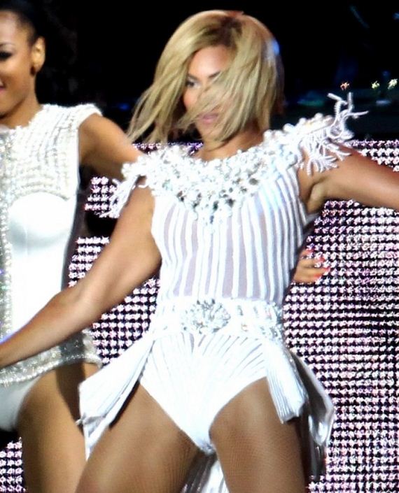 beyonce-performs-at-v-festival-in