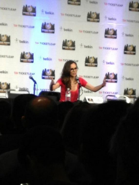 eliza-dushku-wearing-geeky-glasses