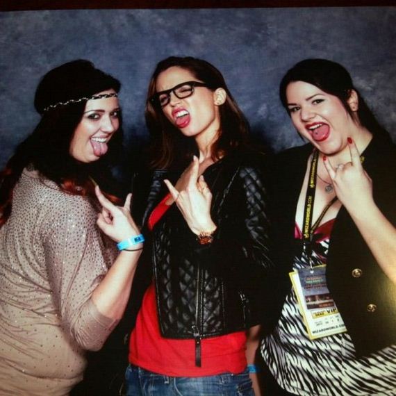eliza-dushku-wearing-geeky-glasses