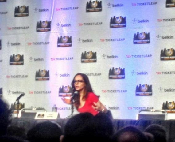 eliza-dushku-wearing-geeky-glasses