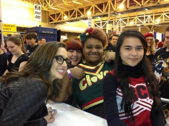 eliza-dushku-wearing-geeky-glasses
